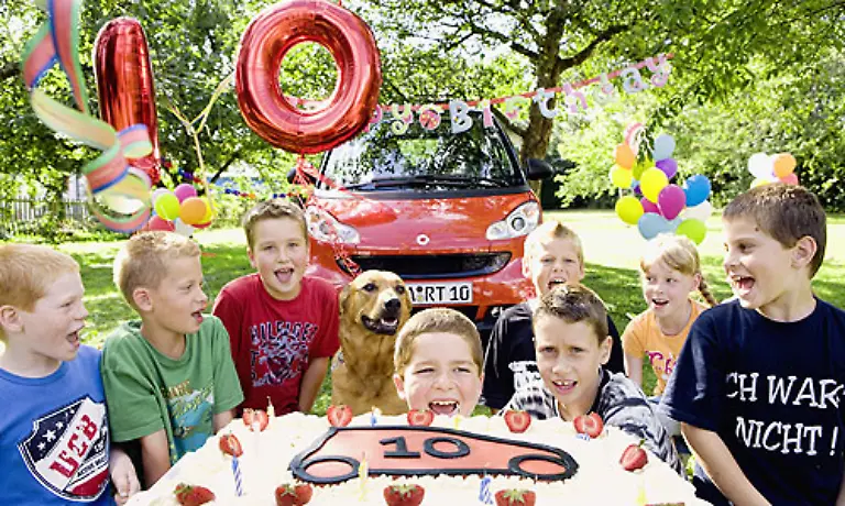 Wenn-das-kein-Geschenk-zum-zehnten-Geburtstag-der-Marke-ist-Puenktlich-zum-Jubeltag-ist-der-1-000-000ste-Smart-vom-Band-gelaufen