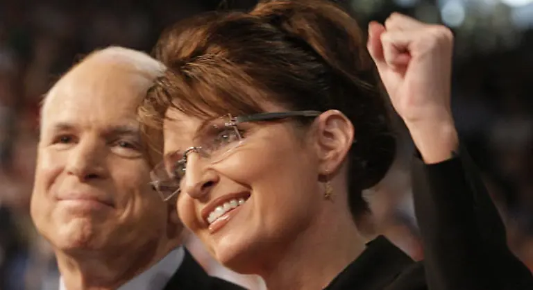 Der-republikanische-US-Praesidentschaftskandidat-John-McCain-zieht-mit-einer-Frau-an-seiner-Seite-ins-Rennen-um-das-Weisse-Haus