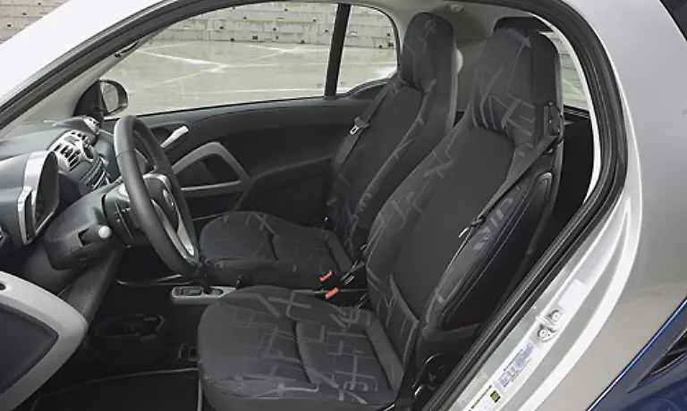 Auch-innen-hat-der-Kleine-viel-zu-bieten-Hinter-dem-Lenkrad-merkt-man-dem-Auto-die-knappen-Dimensionen-kaum-an