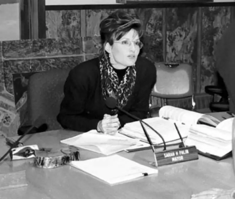 Zugleich-geniesst-die-erste-weibliche-Gouverneurin-Alaskas-zumindest-bei-Konservativen-einen-Ruf-als-Reformerin-und-Kaempferin-gegen-Korruption-Den-ebenso-grossen-wie-duenn-besiedelten-Staat-im-aeussersten-Nordwesten-regiert-sie-allerdings-erst-seit-2006