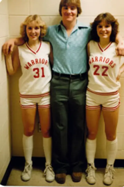 Als-zupackend-gilt-Sarah-Palin-auch-Ihren-Spitznamen-Sarah-Barracuda-den-sie-wegen-ihrer-aggressiven-Spielweise-im-Basketball-Team-an-der-Highschool-bekam-benutzen-politische-Gegner-noch-heute-Palin-rechts-im-Bild-mit-Schwester-und-Bruder