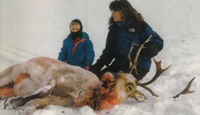 Sie-geht-in-der-Wildnis-ihres-Bundesstaates-jagen