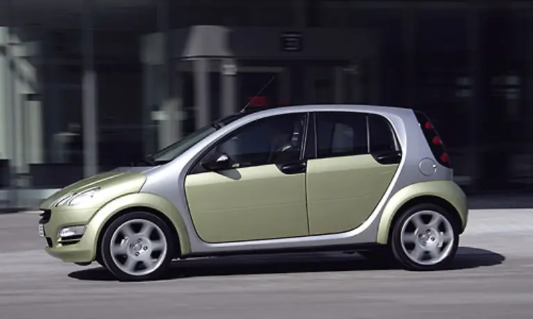 Der-Smart-forfour-ein-viersitziger-Smart-war-hingegen-ein-Fehlschlag-liess-er-doch-wichtige-Prinzipien-unbeachtet-und-hatte-fast-die-Groesse-von-normalen-Kleinwagen
