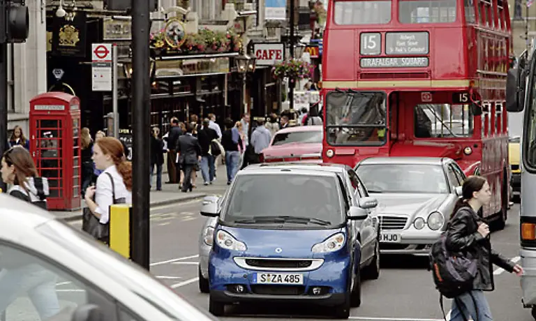 Der-echte-Smart-der-Smart-fortwo-feiert-dagegen-im-Zuge-der-Klimadiskussion-und-steigender-Benzinpreise-auch-im-Ausland-Erfolge-In-Grossbritannien-faehrt-in-London-sogar-eine-beliebte-Elektro-Version
