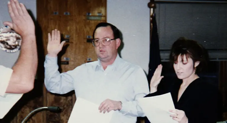 Zudem-hat-sie-sich-als-Buergermeisterin-der-Schlafstadt-Wasilla-nahe-Anchorage-sie-wurde-im-Alter-von-32-Jahren-in-ihr-erstes-politisches-Amt-gewaehlt