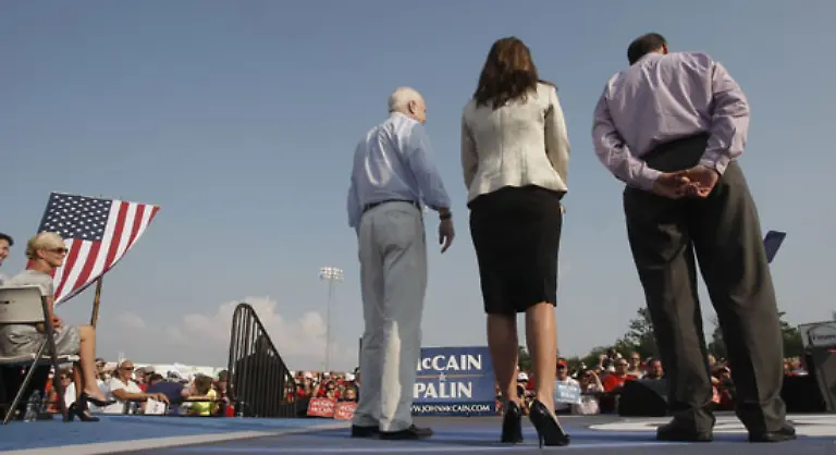 Als-John-McCain-sie-zu-seiner-Vize-Kandidatin-ernannte-war-sie-jedoch-ein-unbeschriebenes-Blatt-so-das-Magazin-Time