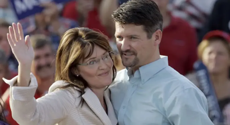 Dies-scheint-falsch-zu-sein-spaeter-hiess-es-ihr-Mann-sei-Mitglied-dieser-Partei-gewesen-Dass-Todd-Palin-vor-zwei-Jahrzehnten-wegen-Trunkenheit-am-Steuer-festgenommen-wurde-ist-da-nur-eine-Nebensache