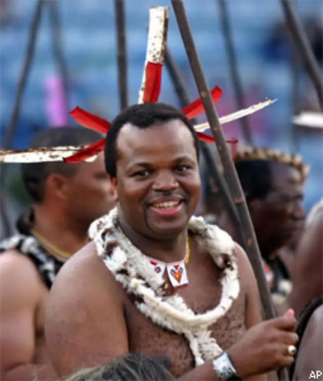 Swasilands-Koenig-Mswati-III-Schwarzafrikas-letzter-absoluter-Monarch-ist-in-Partylaune