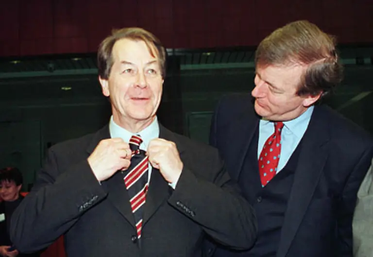Im-Kabinett-des-damaligen-SPD-Kanzlers-Gerhard-Schroeder-arbeitete-er-nach-dem-ersten-Wahlsieg-als-Verkehrs-und-Bauminister
