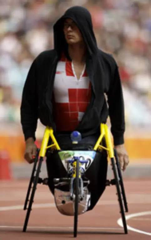 Hug-aus-der-Schweiz-bringt-sich-fuer-seinen-400-Meter-Lauf-in-Stellung