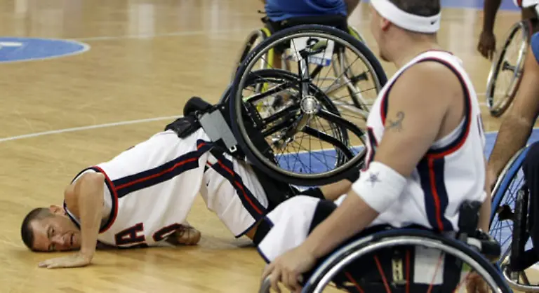 Jeff-Glasbrenner-aus-den-USA-faellt-aus-seinem-Rollstuhl-waehrend-der-Basketball-Partie-gegen-Israel