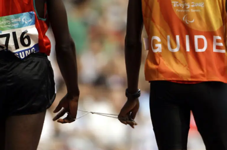 Kimani-Kenia-und-sein-Helfer-vor-dem-800-Meter-Lauf