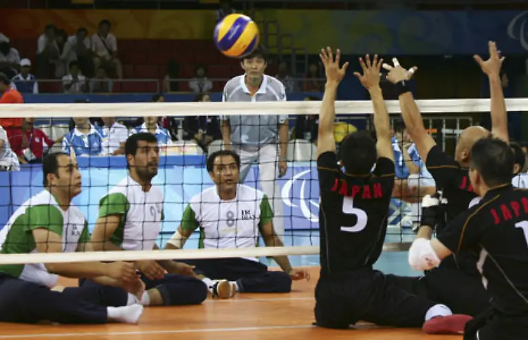 Nakayama-Tanaka-und-Kanao-Japan-verteidigen-gegen-Iran-beim-Sitz-Volleyball