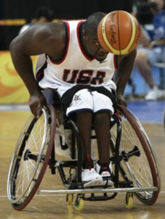 Matt-Scott-USA-holt-sich-den-Ball-beim-Basketball