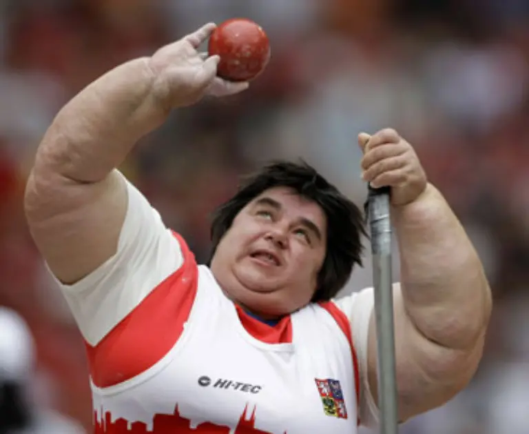 Eva-Kacanu-Tschechien-beim-Kugelstossen