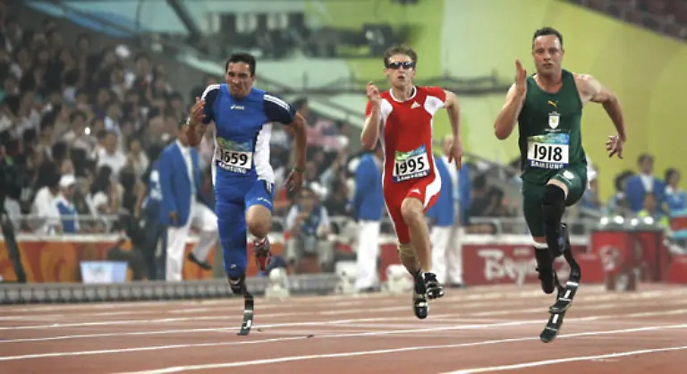 Oscar-Pistorius-Suedafrika-rechts-Christoph-Bausch-Schweiz-Mitte-und-Heros-Marai-aus-Italien-beim-100-Meter-Lauf