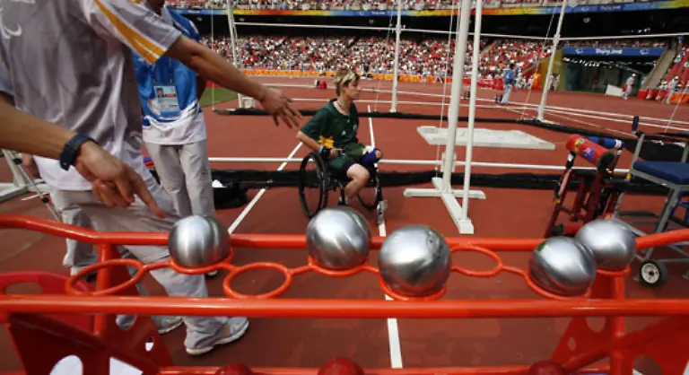 Jenni-Bryce-aus-Australien-bereitet-sich-auf-ihren-Kugelstoss-Versuch-vor