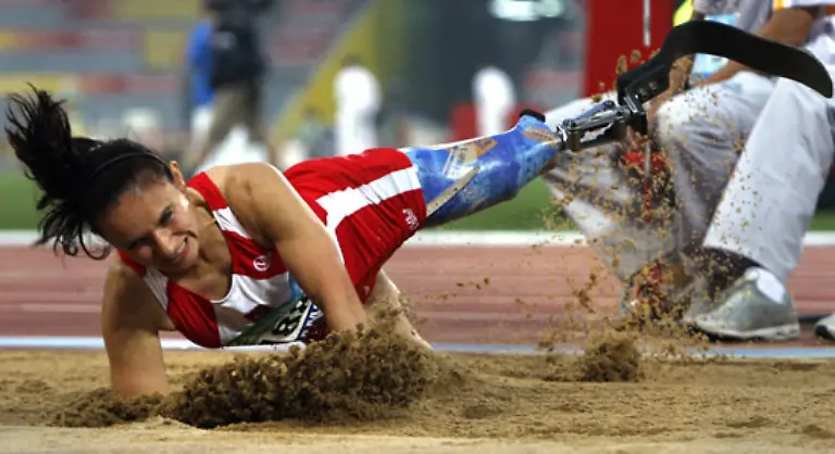Ewa-Zielinska-aus-Polen-springt-in-die-Grube