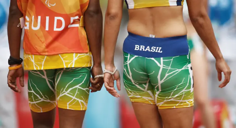 Die-Brasilianerin-Sirlene-Guilhermino-ist-vor-ihrem-100-Meter-Lauf-mit-ihrem-Helfer-verknotet