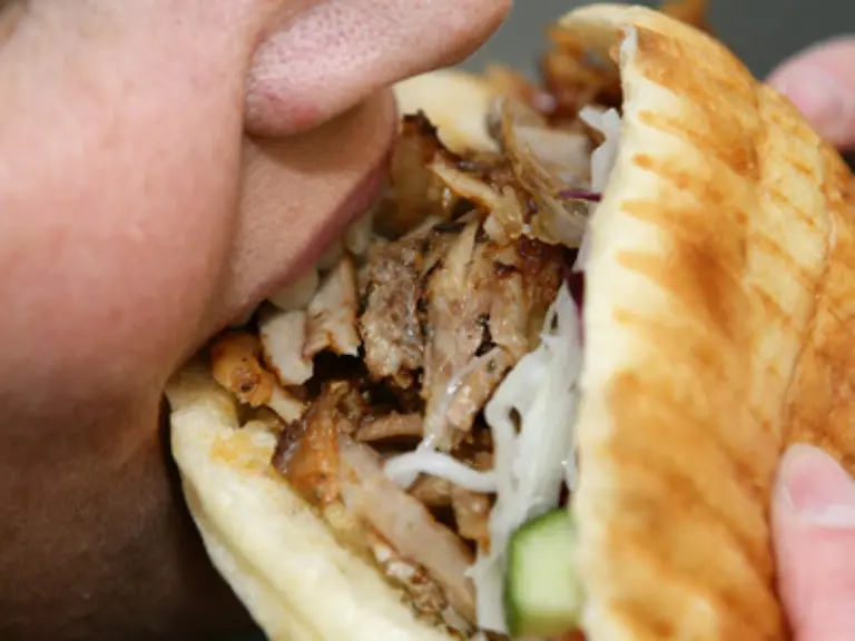 Genauso-beliebt-bei-jungen-Leuten-Doener-Kebap-Da-ist-schliesslich-viel-Salat-drauf