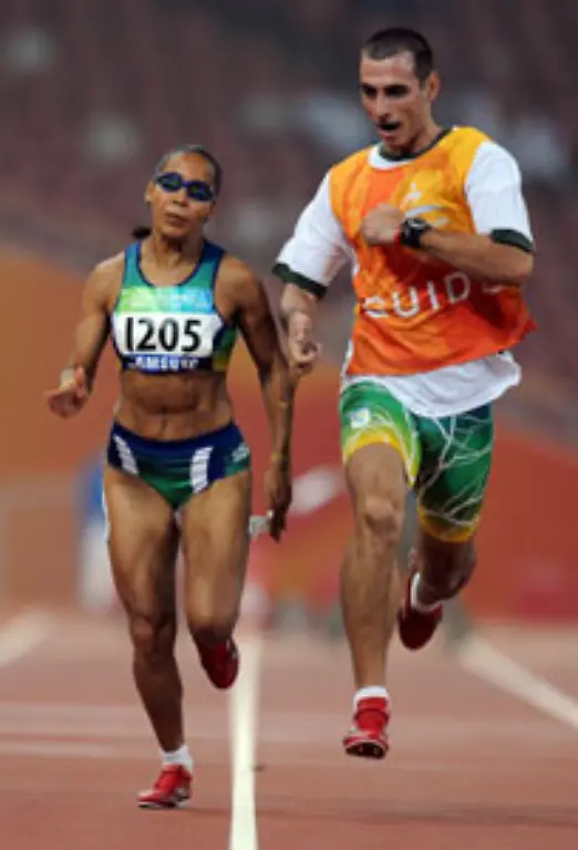 Adria-Santos-aus-Brasilien-rennt-mit-ihrem-Helfer-die-100-Meter-Distanz