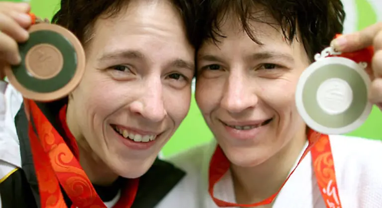 Die-sehbehinderten-deutschen-Judoka-Zwillinge-Carmen-l-Bronze-und-Ramona-Brussig-Silber-praesentieren-ihre-Medaillen