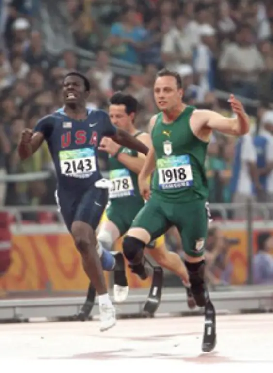 Oscar-Pistorius-rennt-auf-der-100-Meter-Strecke-zu-Gold