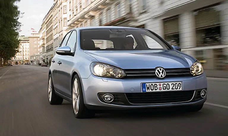 Der-neue-Golf-ist-da-Mit-der-sechsten-Generation-hat-Volkswagen-seinem-Umsatztraeger-nicht-nur-eine-Auffrischung-verpasst-VW-betont-dass-jede-Linie-des-Autos-neu-gezeichnet-wurde-Mehr-als-26-Millionen-Autos-des-Modells-wurden-seit-1974-verkauft