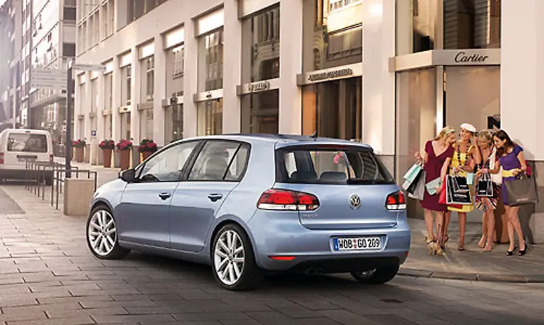 Seit-seinem-Debuet-ist-der-Golf-das-wichtigste-Modell-des-VW-Konzerns-Ganze-Generationen-sind-mit-dem-Kompakten-aus-Wolfsburg-aufgewachsen-Grosse-Fussstapfen-also-in-die-das-Modell-der-sechsten-Generation-tritt