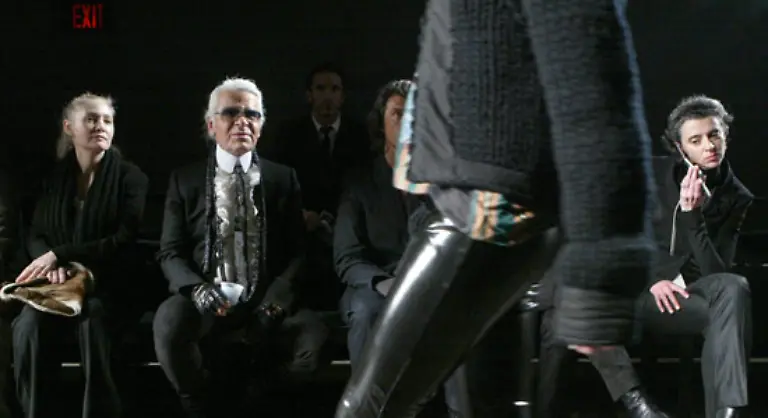 In-diesem-Sinne-machte-er-das-klassische-Chanel-Kostuem-als-schwarzes-Lederoutfit-auf