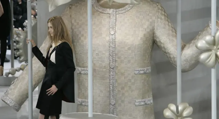Mit-einer-perfekten-Symbiose-aus-traditionellem-Chanel-Stil