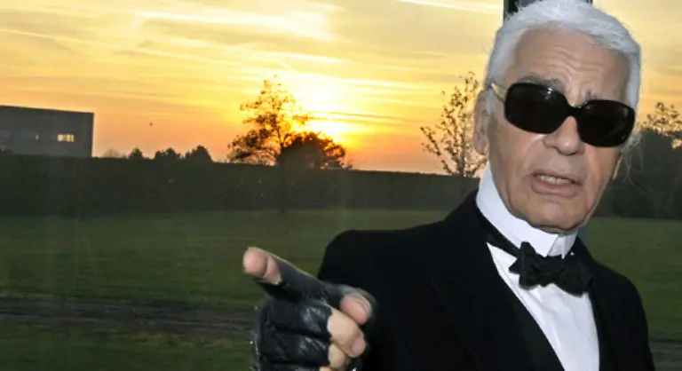 seiner-schwarzen-uebergrossen-Sonnenbrille