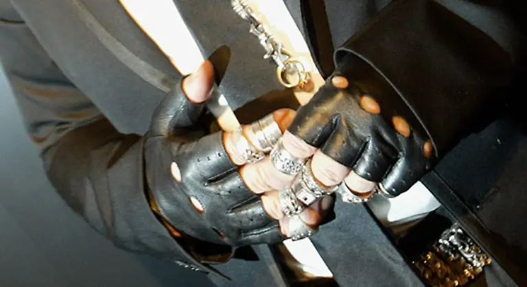 seinen-zahlreichen-Ringen-an-den-Fingern