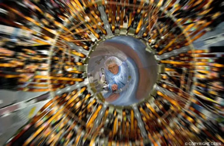 Denn-obwohl-die-schnellen-Atomkerne-gemeinsam-nicht-einmal-ein-Milliardstel-Gramm-auf-die-Waage-bringen