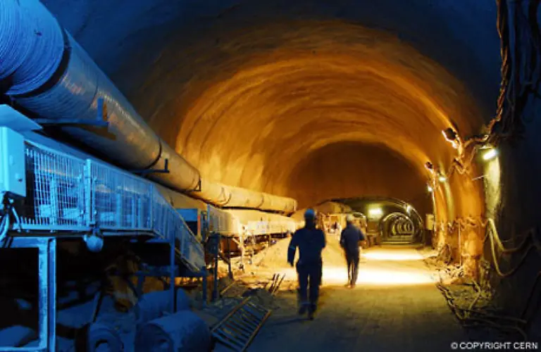 In-dem-unterirdischen-Beschleunigerring-Large-Hadron-Collider-LHC-werden-Wasserstoff-Atomkerne-mit-bislang-unerreichter-Wucht-ineinander-krachen