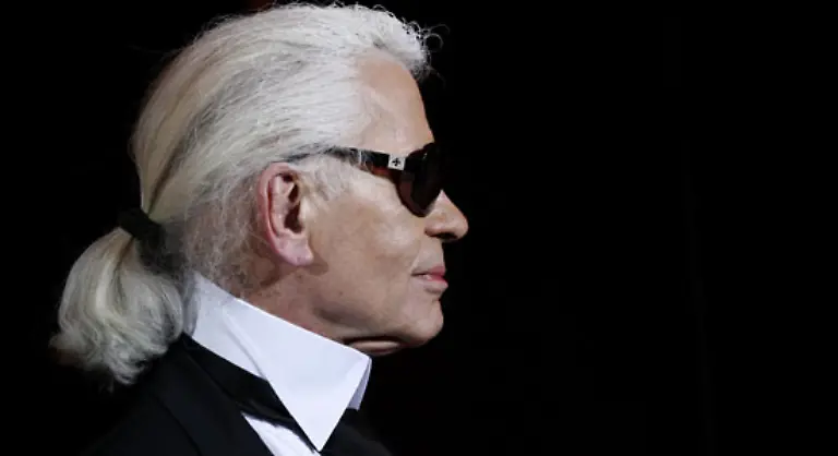 mit-seinem-weiss-gepudertem-Haar