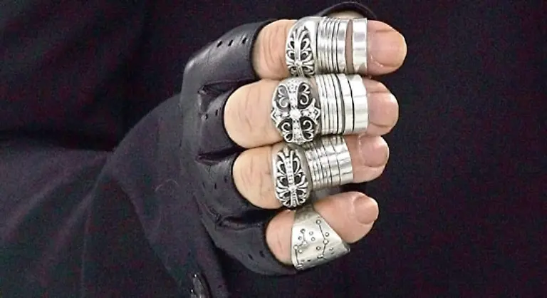 und-dem-auffaelligen-Schmuck