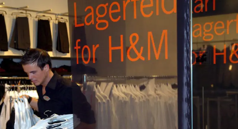 Um-elf-Prozent-steigerte-H-M-im-Geschaeftsjahr-2003-2004-seinen-Umsatz-nachdem-Lagerfeld-eine-Kollektion-fuer-das-Modehaus-kreiert-hatte