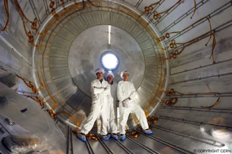 Insgesamt-betreuen-mehrere-tausend-Wissenschaftler-das-Experiment