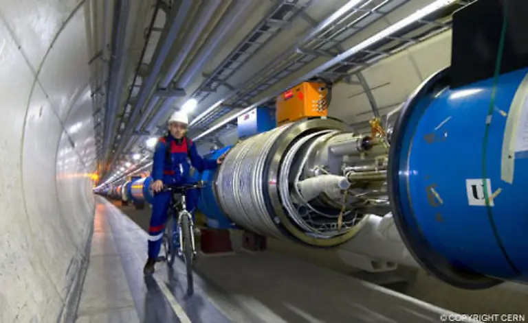 allein-drei-Milliarden-Euro-davon-kostete-der-Beschleunigerring-selbst-Deutschland-hat-seit-den-90-er-Jahren-rund-90-Millionen-Euro-fuer-den-LHC-ausgegeben-Jaehrlich-zahlt-der-Bund-130-Millionen-Euro-fuer-die-CERN-Grundfinanzierung
