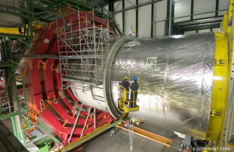 Vier-gigantische-Nachweisgeraete-ALICE-ATLAS-CMS-und-LHCb-zeichnen-die-Spuren-der-Kollisionssplitter-auf