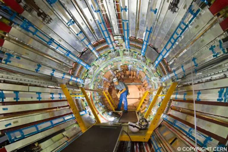 ATLAS-mit-46-Metern-Laenge-und-25-Metern-Hoehe-so-gross-wie-ein-fuenfstoeckiges-Haus-ist-der-groesste-Teilchendetektor-der-Welt