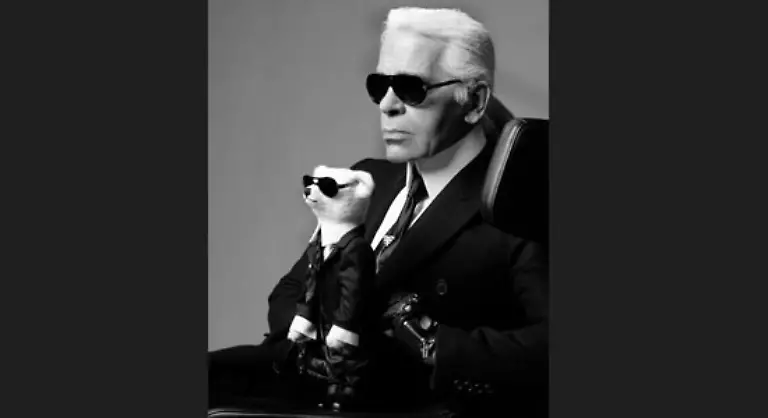 der-eine-schwarze-Brille-und-einen-Anzug-traegt-wie-der-Modeschoepfer