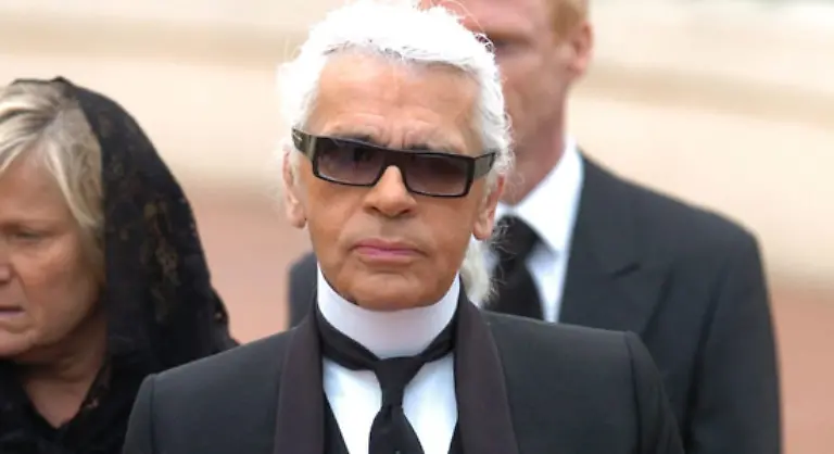 Auch-dass-Lagerfeld-wie-oft-vermutet-in-der-Schule-kein-unbeliebter-Aussenseiter-war-sondern-den-anderen-sogar-wochenlang-seine-60-Karl-May-Baende-geliehen-habe