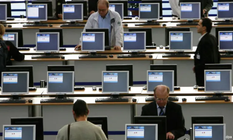 Ein-teilnehmender-PC-besorgt-sich-dabei-uebers-Internet-einen-Datensatz-rechnet-daran-wann-immer-er-unbeschaeftigt-ist-und-schickt-das-Ergebnis-anschliessend-zurueck-So-kann-jeder-internetfaehige-PC-an-der-Entdeckungsreise-zum-Urknall-teilnehmen