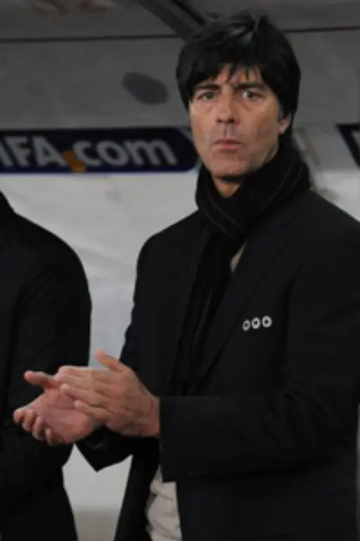 Bundestrainer-Joachim-Loew-der-seinen-Starstuermer-das-Team-erneut-aufs-Feld-fuehren-liess