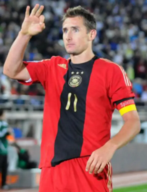 Klose-sichert-per-Abstauber-das-Remis-fuer-Deutschland