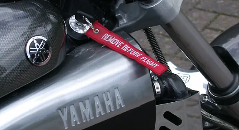 Das-Prinzip-war-einfach-Viel-Power-auf-dem-Hinterrad-ein-puristisches-Design-viel-Metall-und-die-markanten-Lufthutzen-an-den-beiden-Seiten-des-Tanks