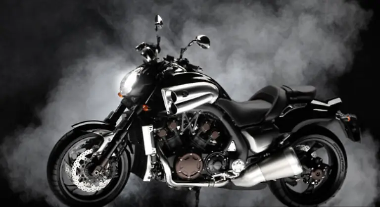 Dem-folgt-auch-die-neue-Vmax-die-ab-2009-in-den-Handel-kommt-Die-Lufthutzen-haben-sich-nur-unwesentlich-veraendert-und-sind-aus-handgefertigtem-Aluminium-Auch-sonst-ist-man-sich-treu-geblieben-bei-der-Neuauflage