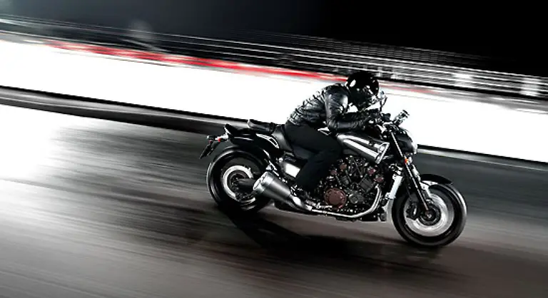 Wie-gemacht-fuer-Beschleunigungsorgien-Diese-soll-die-Yamaha-schliesslich-auch-beherrschen-Der-Kavaliersstart-mit-freiem-Vorderrad-wird-zwar-schwierig-bei-einem-Radstand-von-1700-Millimeter-aber-auf-den-ersten-Metern-duerfte-es-kaum-Konkurrenz-geben